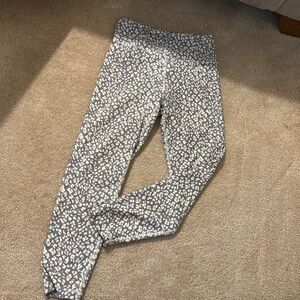 Grey and white cheetah print leggings 
Women’s large